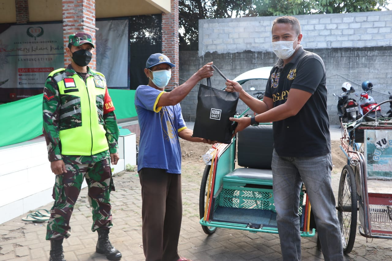 Bakti Sosial, Dandim Tulungagung Bagikan Bingkisan Lebaran di Bulan Ramadhan