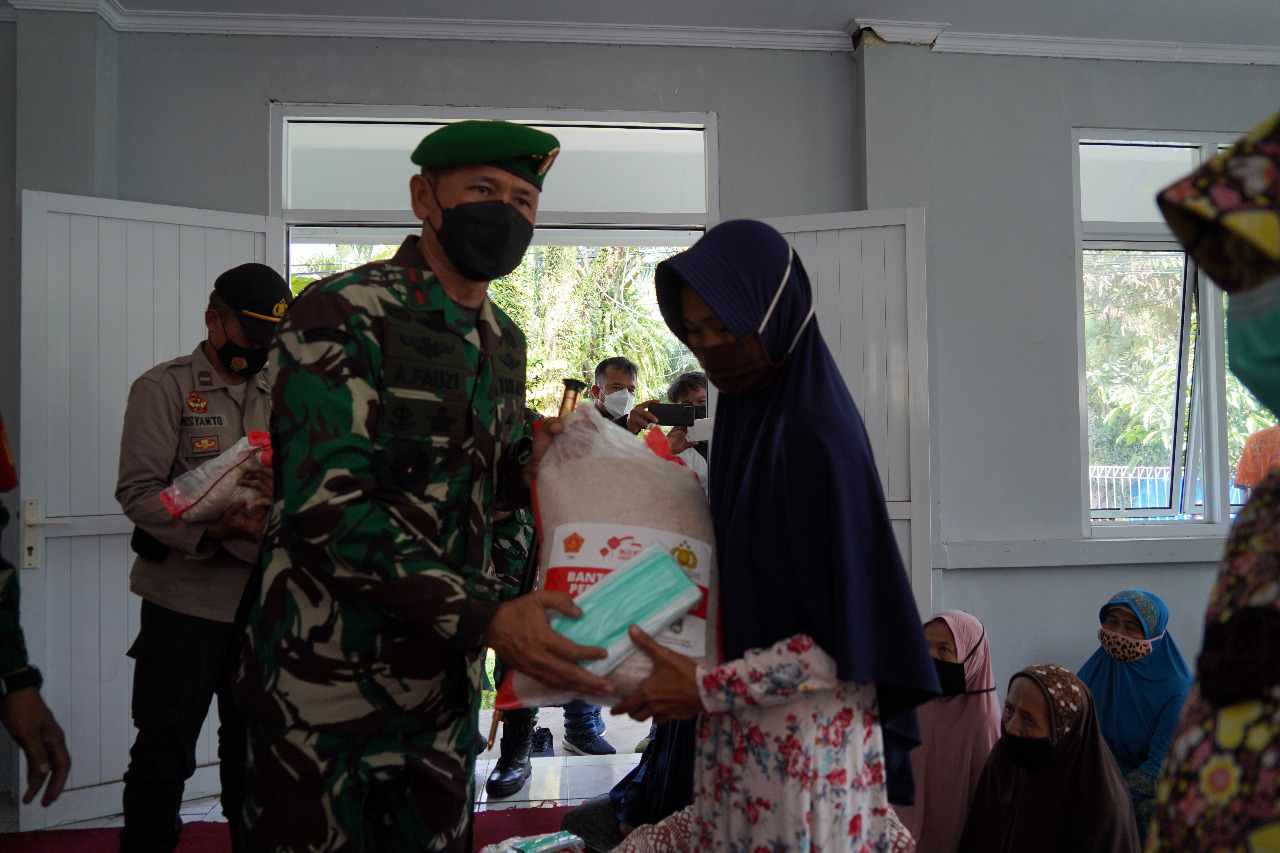 Minggu Berkah Berbagi, Danrem 061/Sk Bersama Yayasan Budha Tzu Chi Untuk Santri dan Anak Yatim