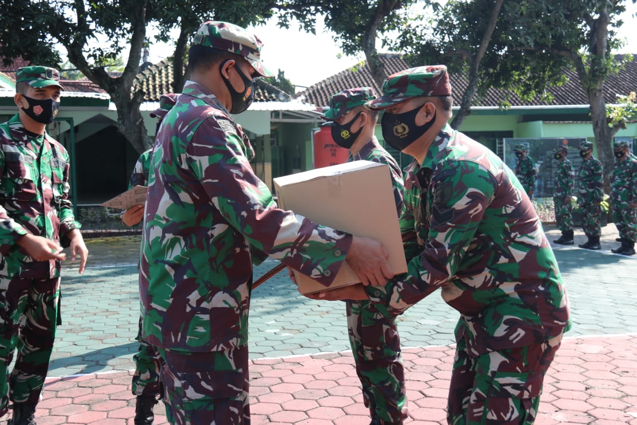 Dandim Ngawi Bagikan Bingkisan Dari KASAD dan Pangdam V/Brawijaya Kepada Anggota