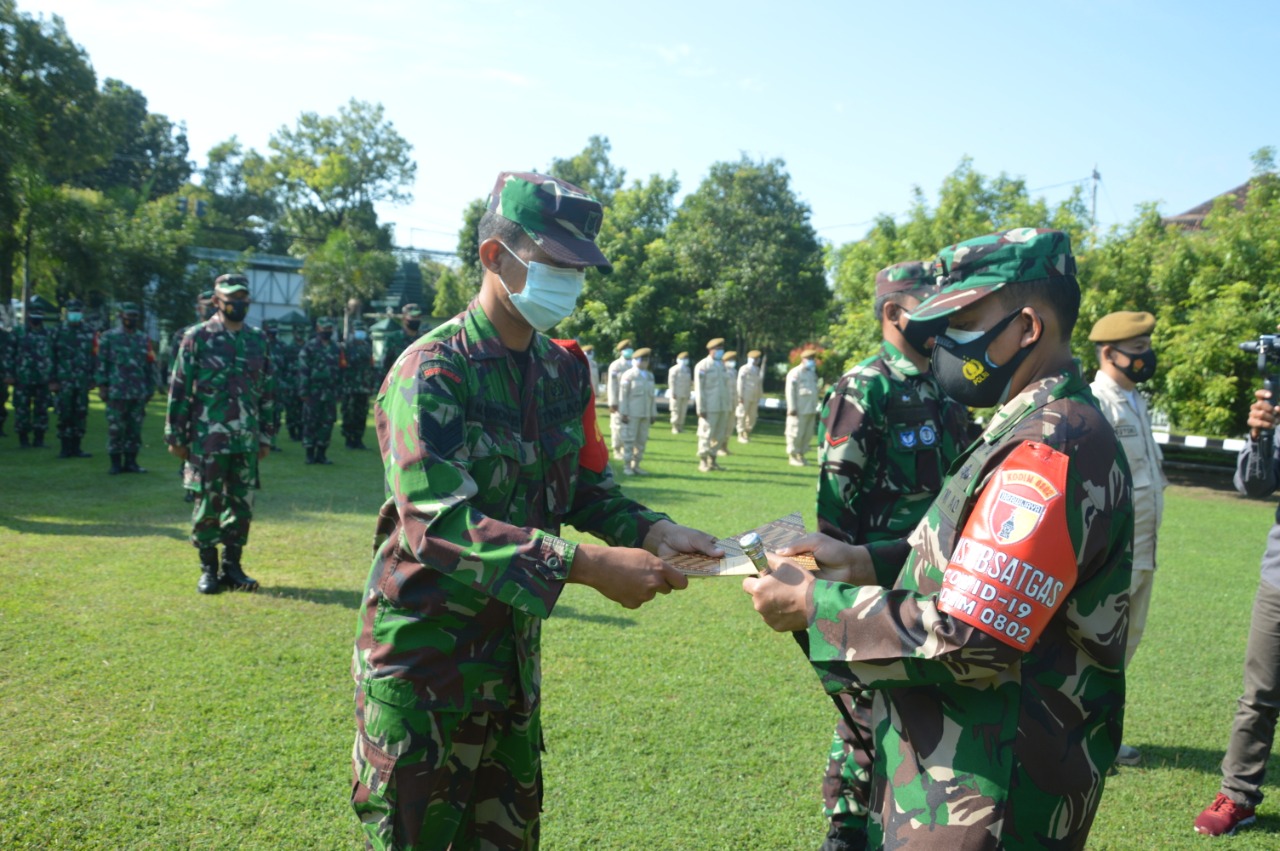 Dandim 0802/Ponorogo Serahkan Bingkisan Kepada Prajurit dan PNS Kodim 0802/Ponorogo