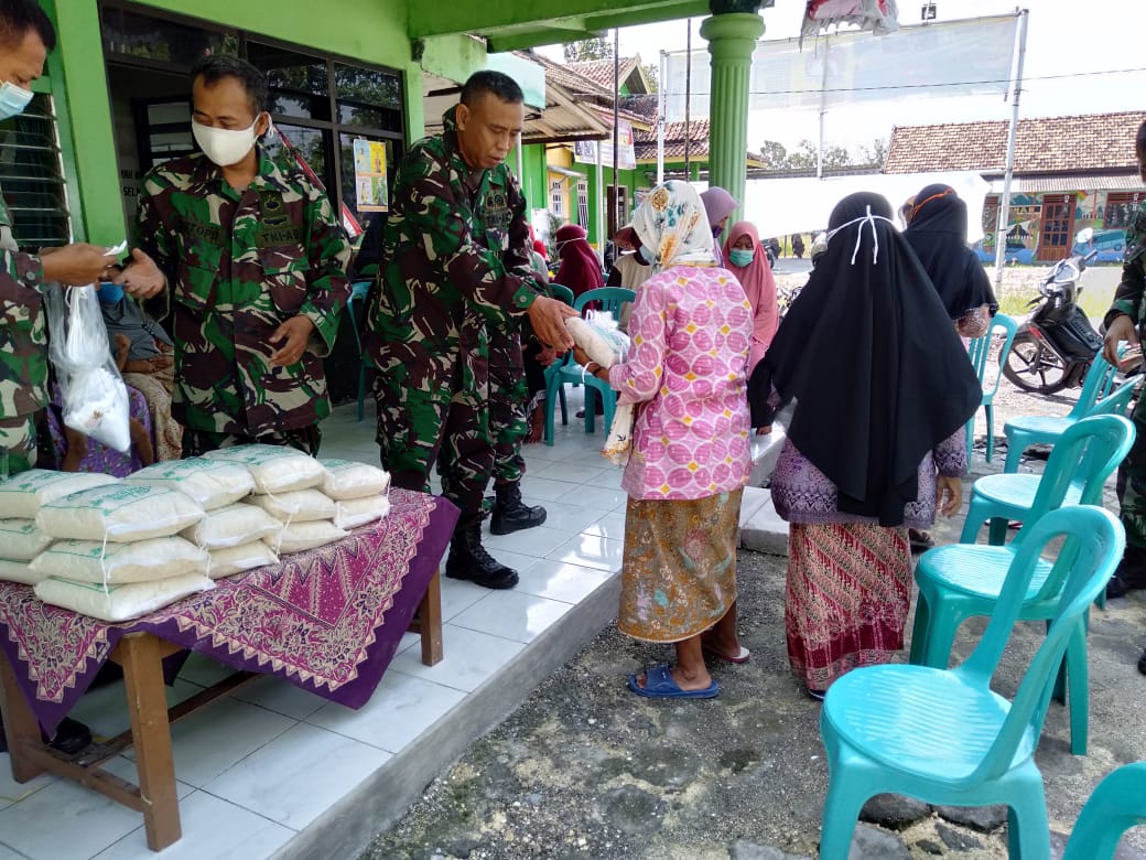 Koramil 02/Bonang Salurkan Zakat Fitrah Kepada Fakir Miskin dan Kaum Dhuafa