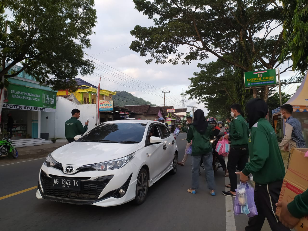 Kodim 0806/Trenggalek Bersama SMAN 5 Taruna Brawijaya Bagikan Takjil Gratis Jelang Berbuka