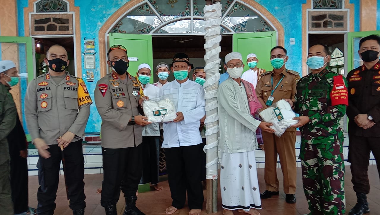 Kapolda Kalteng Beri Bantuan Masker Kepada Pengurus Masjid Agung Ainul Yaqin