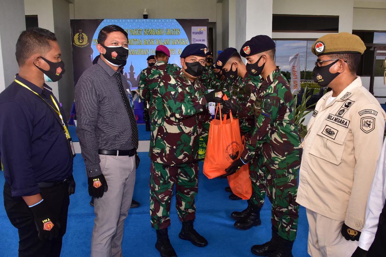 Bulan Suci Ramadhan 1442 H, TNI AL Bagikan Paket Sembako Gratis Kepada Seluruh Prajurit