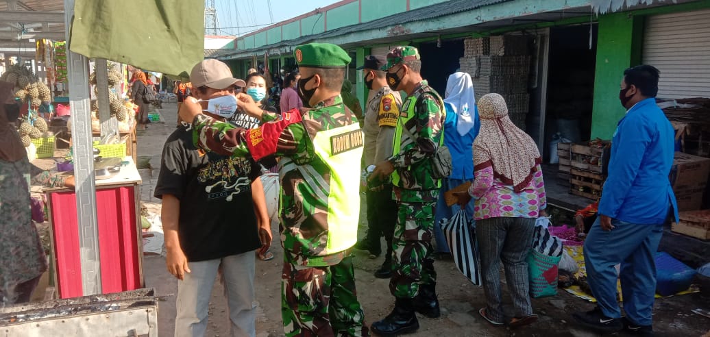 Koramil 0803/09 Saradan Bersama Muspika Gelar Operasi Yustisi dan Bagikan Masker