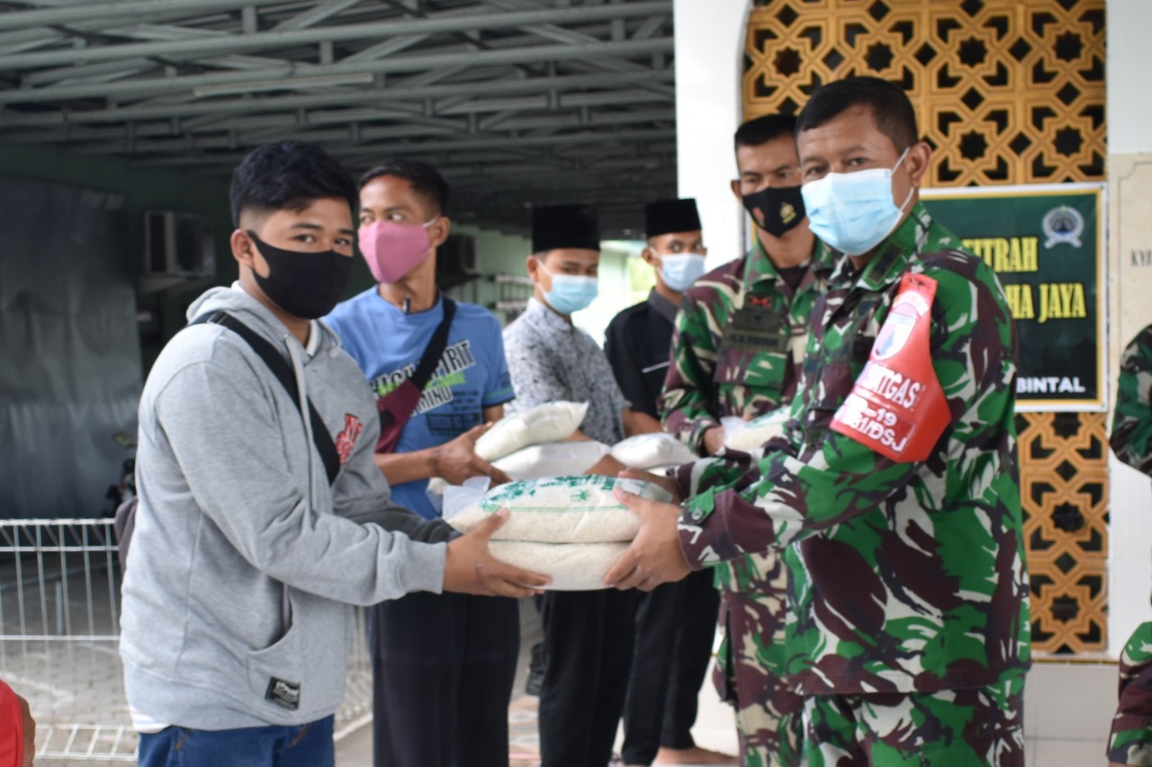 Korem 081/DSJ Salurkan Zakat Fitrah