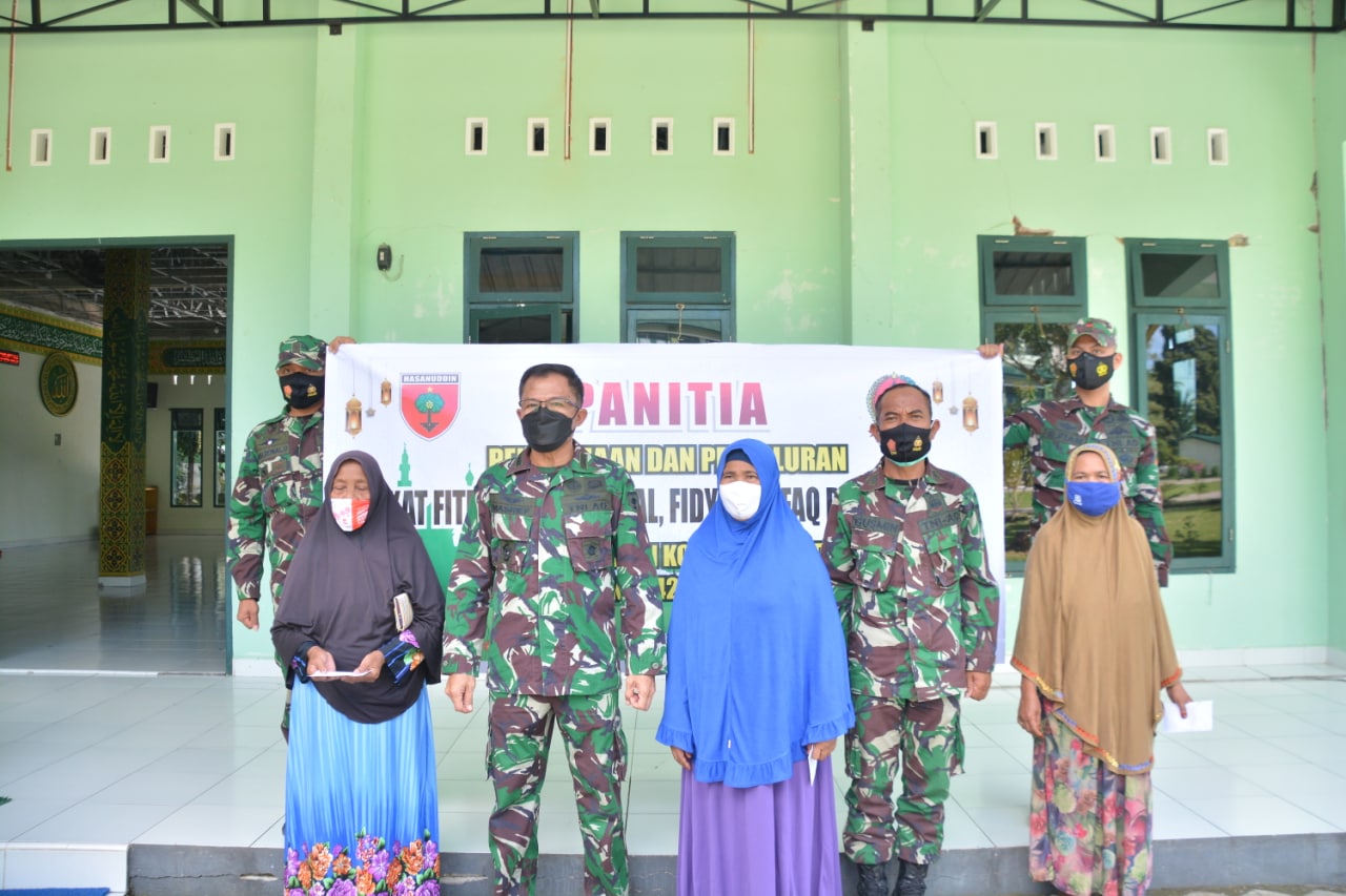 Panitia Zakat Fitrah Masjid Al – Amin Korem 142/Tatag Salurkan Zakat Fitrah Ke Warga