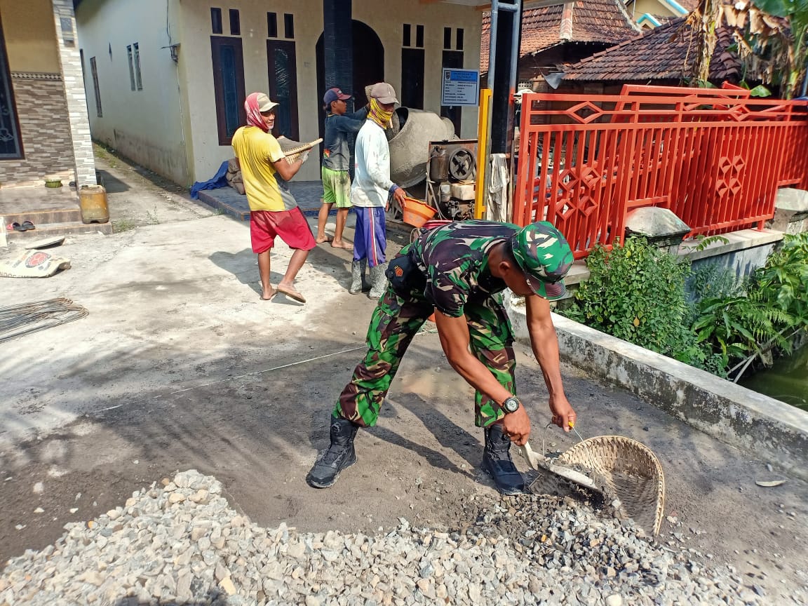 Pupuk Jiwa Gotong Royong, Babinsa Turirejo Bantu Warga Desa Buat Saluran Drainase