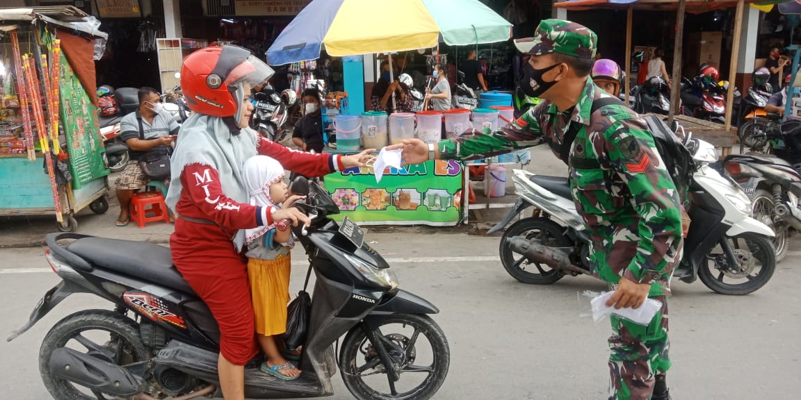 Kurangnya Kesadaran Masyarakat, Personel Koramil Sambas Bagikan Masker