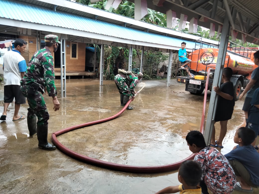 Kodim 1002/Barabai Bantu Penanganan Banjir di Haruyan