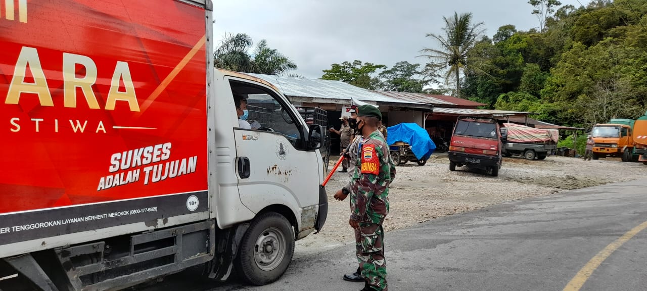 Personil Koramil 06/Krj Kodim 0206/Dairi Laksanakan Penyekatan Mengantisipasi Arus Mudik Lebaran