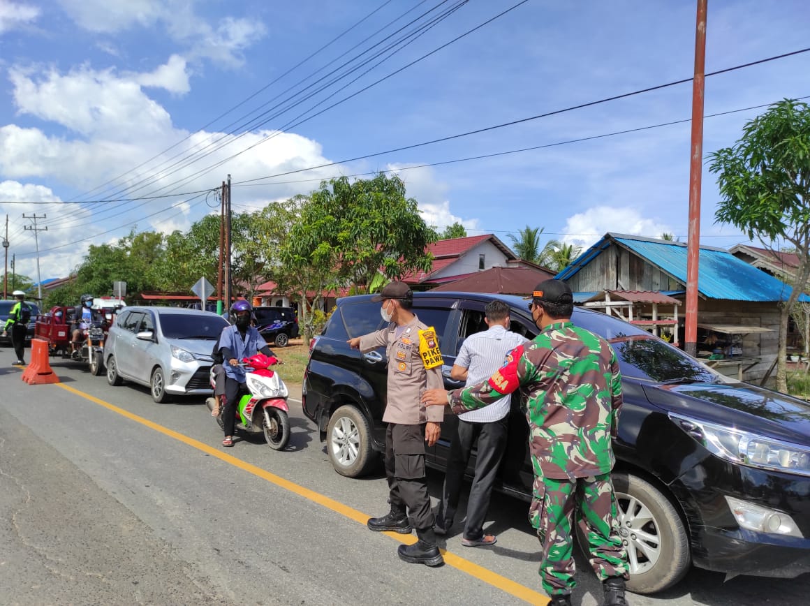 Koramil Selakau Laksanakan Pengawasan dan Larangan Mudik di Posko Penyekatan