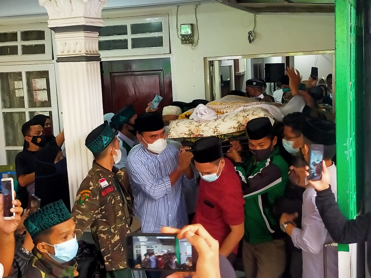 Pemberangkatan Jenazah Almarhum A.G. Dr. K.H. Sanusi Baco, Lc. dari Rumah Duka kec. Rappocini Menuju Mesjid Raya kota Makassar