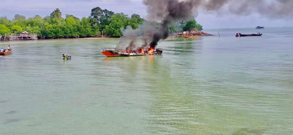 Posal Penuba Bantu Evakuasi Korban Kebakaran Kapal