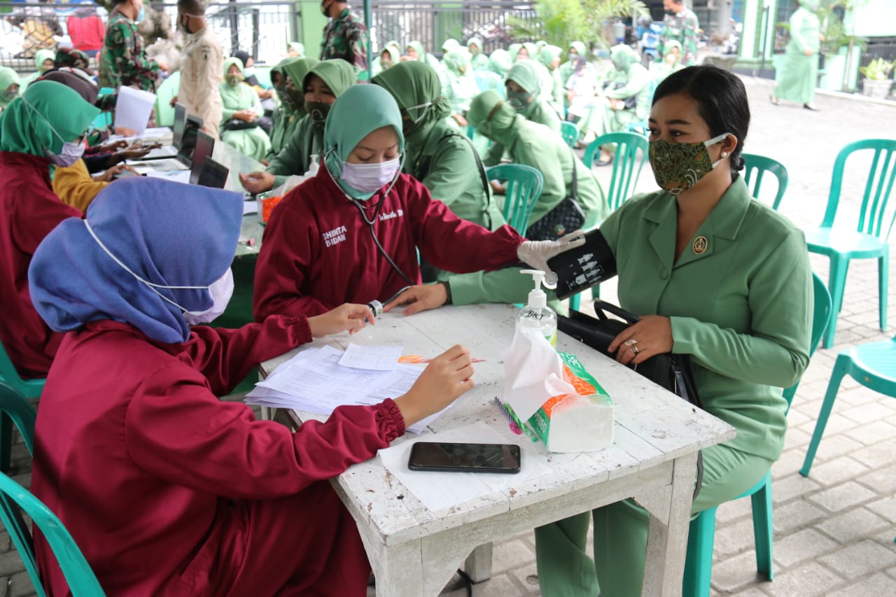 Ikut Tekan Penyebaran Covid 19, Anggota Persit KCK Cabang IX Kodim Ngawi Laksanakan Vaksinasi