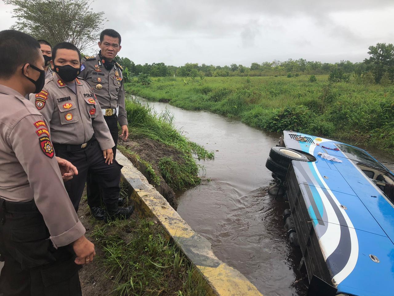 Ditsamapta Polda Kalteng Selamatkan Penumpang dan Evakuasi Bus Masuk Sungai