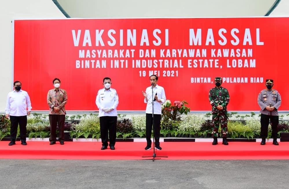 Pangdam I/ BB Dampingi Presiden RI Tinjau Vaksinasi Massal di Kepri