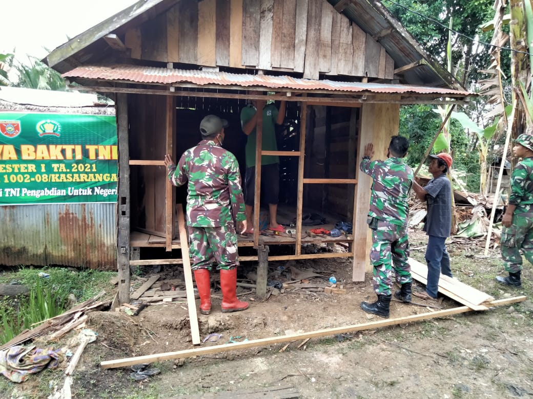 Karya Bakti TNI, Koramil Jajaran Kodim Barabai Laksanakan Bedah Rumah