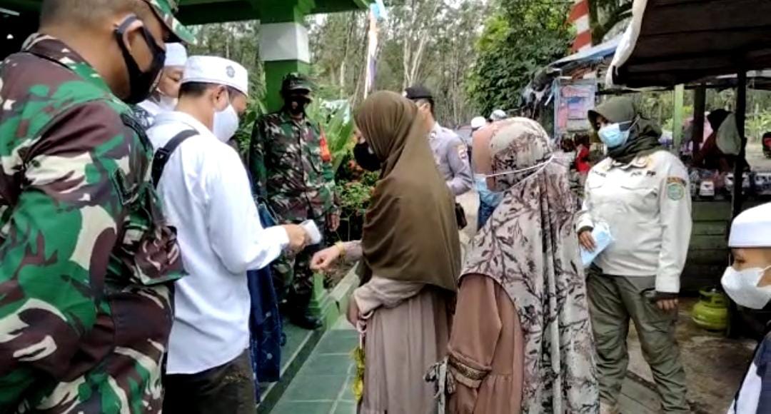 Pengunjung Ramai, Petugas Terapkan Protokol Kesehatan Secara Ketat di Makam Datu Sanggul