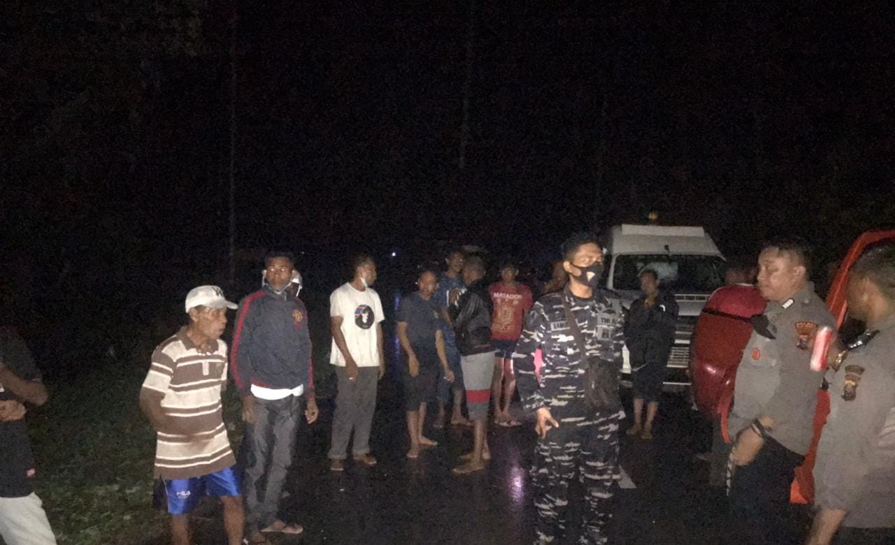 Prajurit TNI AL Bantu Evakuasi Warga Korban Banjir 6 Kecamatan di Morotai