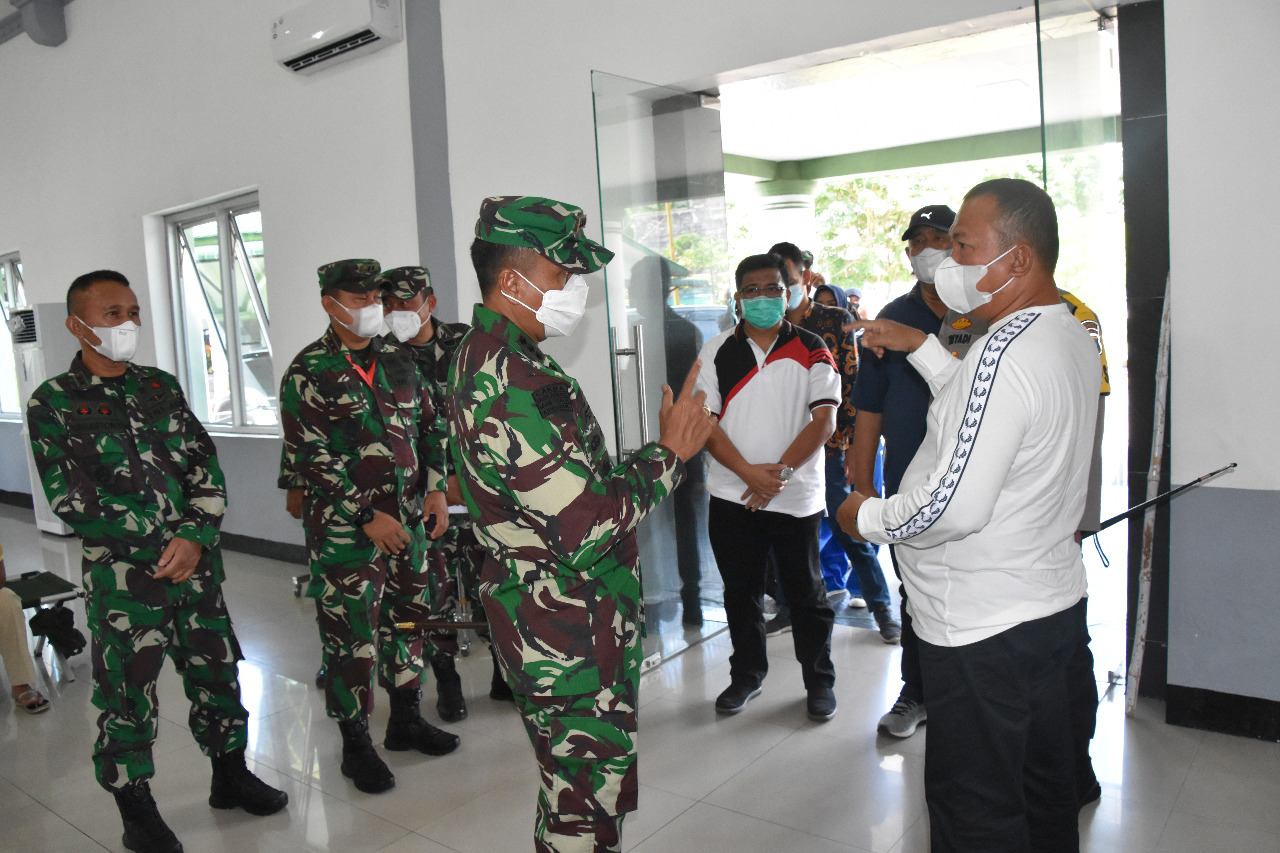 Danrem 023/KS Tinjau Pelaksanaan Vaksinasi Hari Ke Tiga di Makorem 023/KS