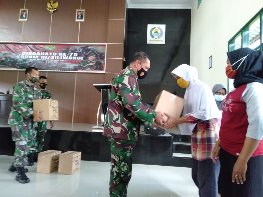 Peringati HUT Ke-75 Kodam III/Siliwangi, Kodim 0615/Kuningan Gelar Baksos Bagikan Sembako Ke Warga