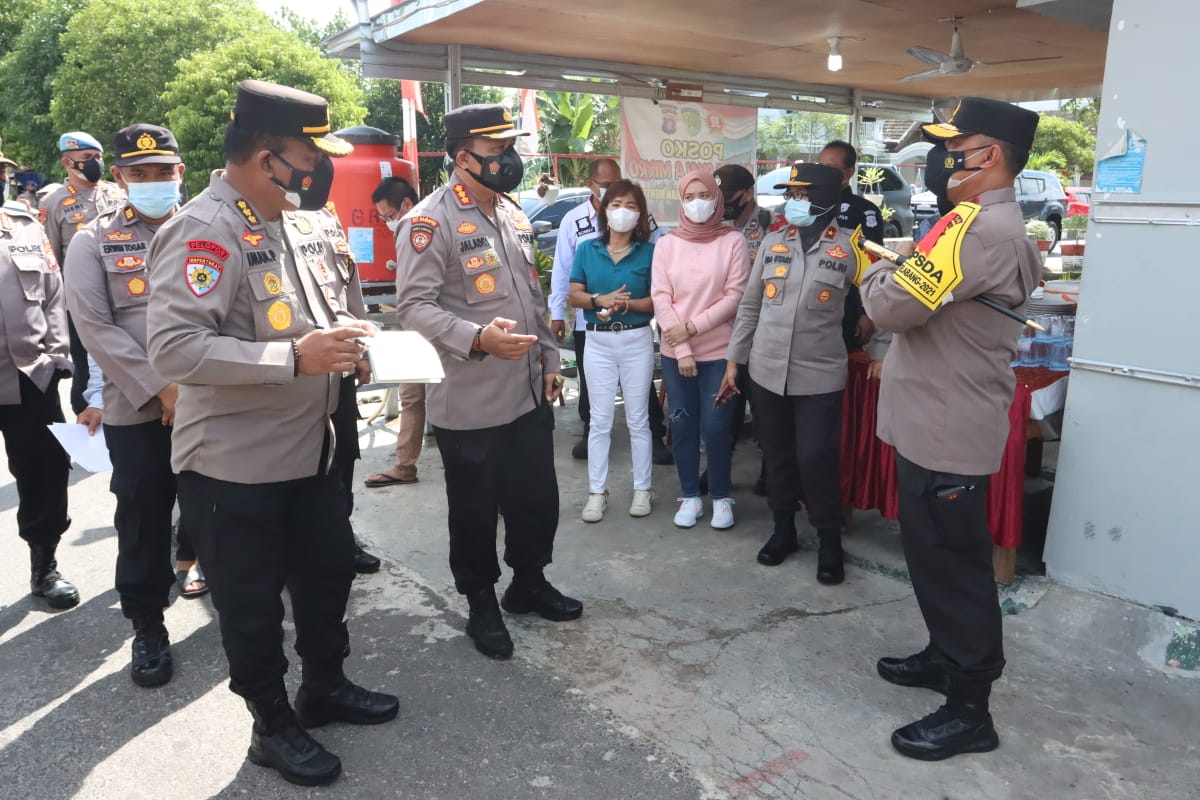 Jelang Kunjungan Kapolri, Kapolda Kalteng Pantau Posko PPKM dan Bagikan 1000 Masker