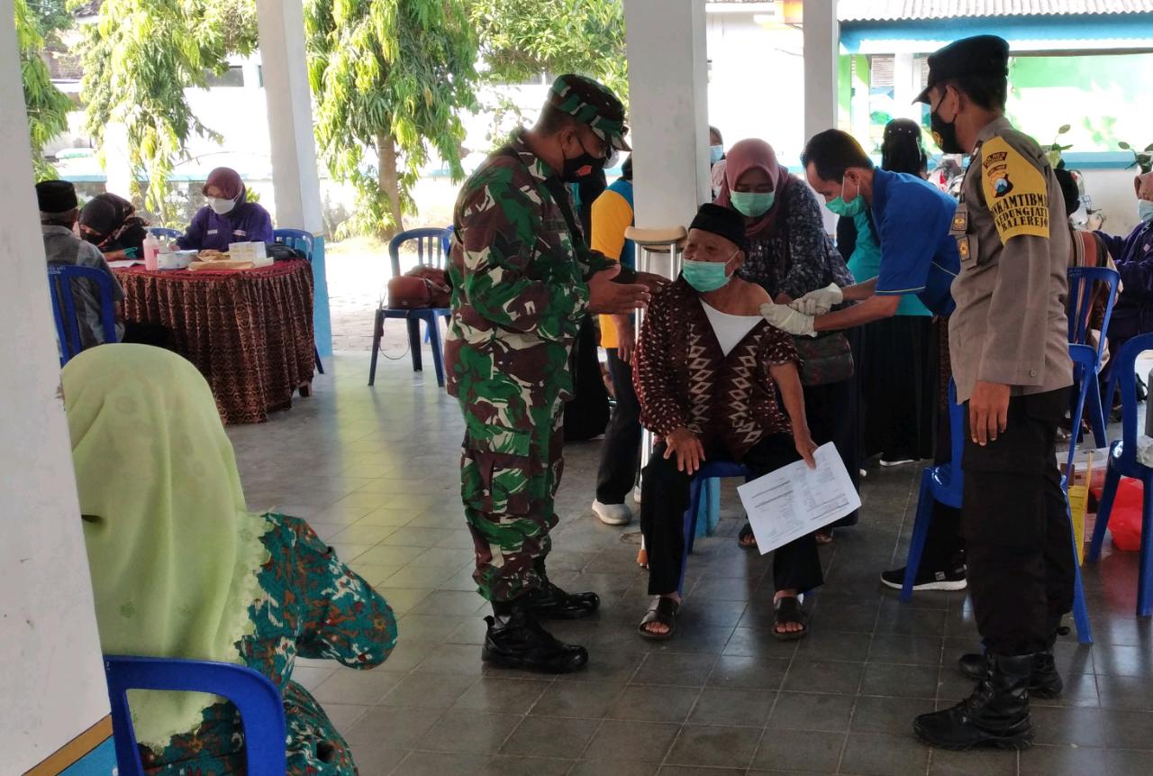 Ratusan Lansia Terima Vaksinasi covid-19, Danramil Balerejo Himbau Prokes Tetap Dilaksanakan