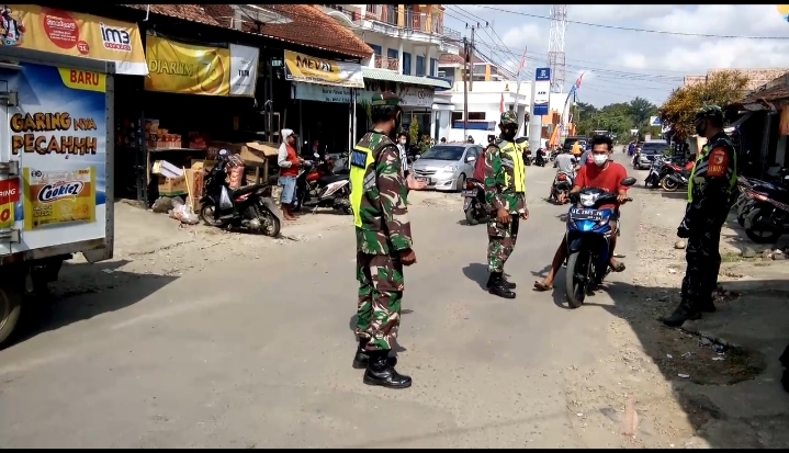 Melalui Operasi Yustisi, Anggota Kodim 0802/Ponorogo Ajak Warga Patuh Protokol Kesehatan