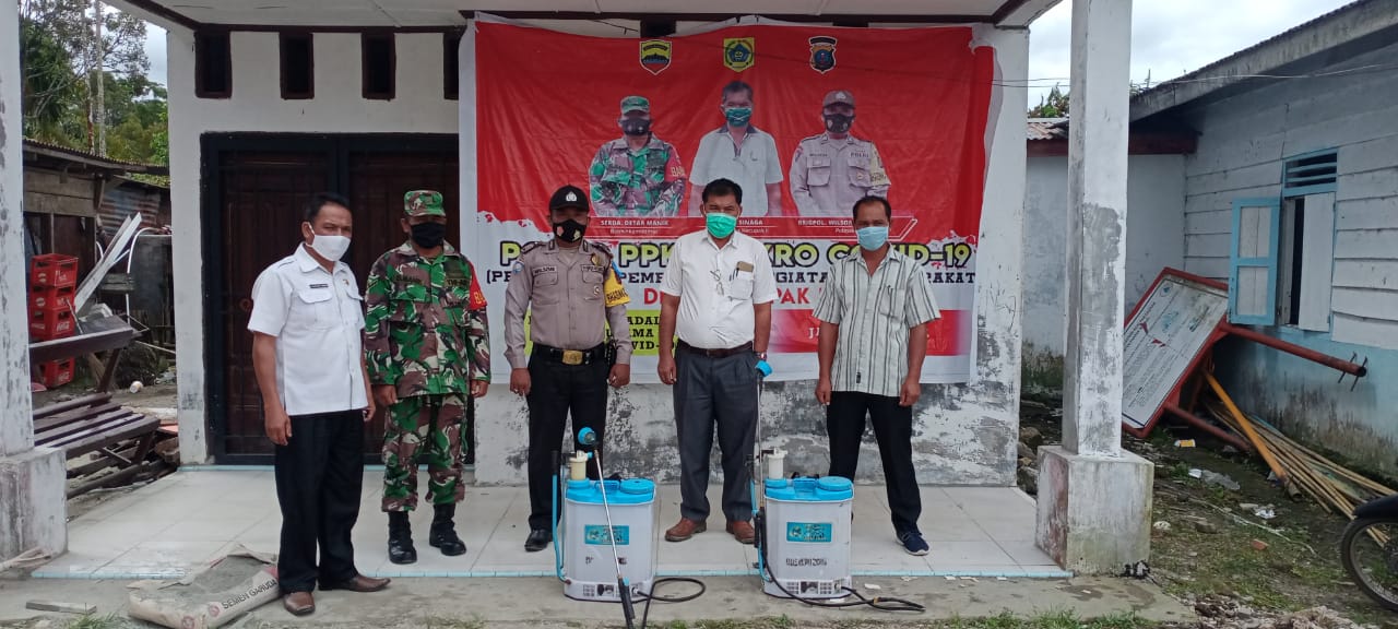 Memutus Mata Rantai Covid-19, Babinsa Koramil 07/Salak Melaksanakan Penyemprotan Disinfektan