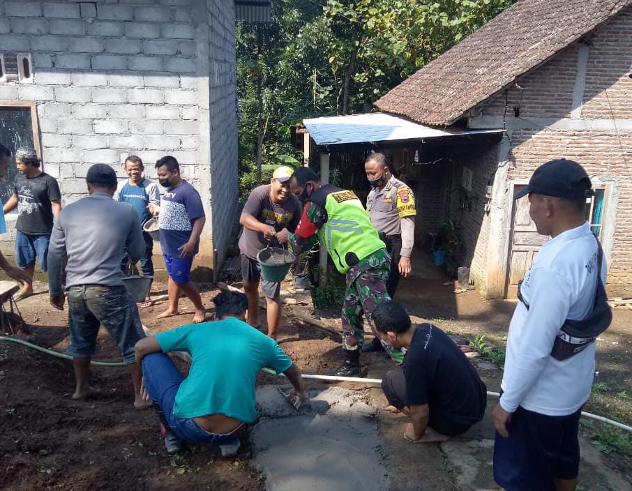 Kompak, Babinsa dan Bhabinkamtibmas Desa Doplang Kerja Bhakti Bersama Warga Bangun Musholla