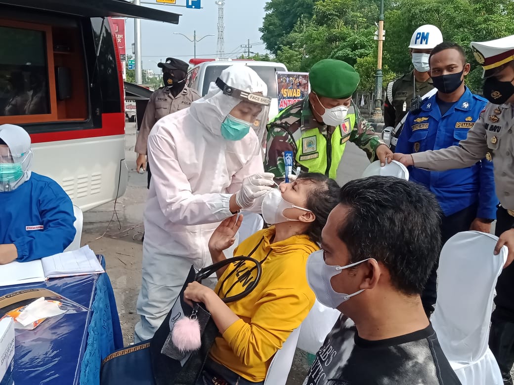 Kodim Madiun Bersama Petugas Gabungan Lakukan Penyekatan dan Rapid Test Antigen Kepada Pemudik