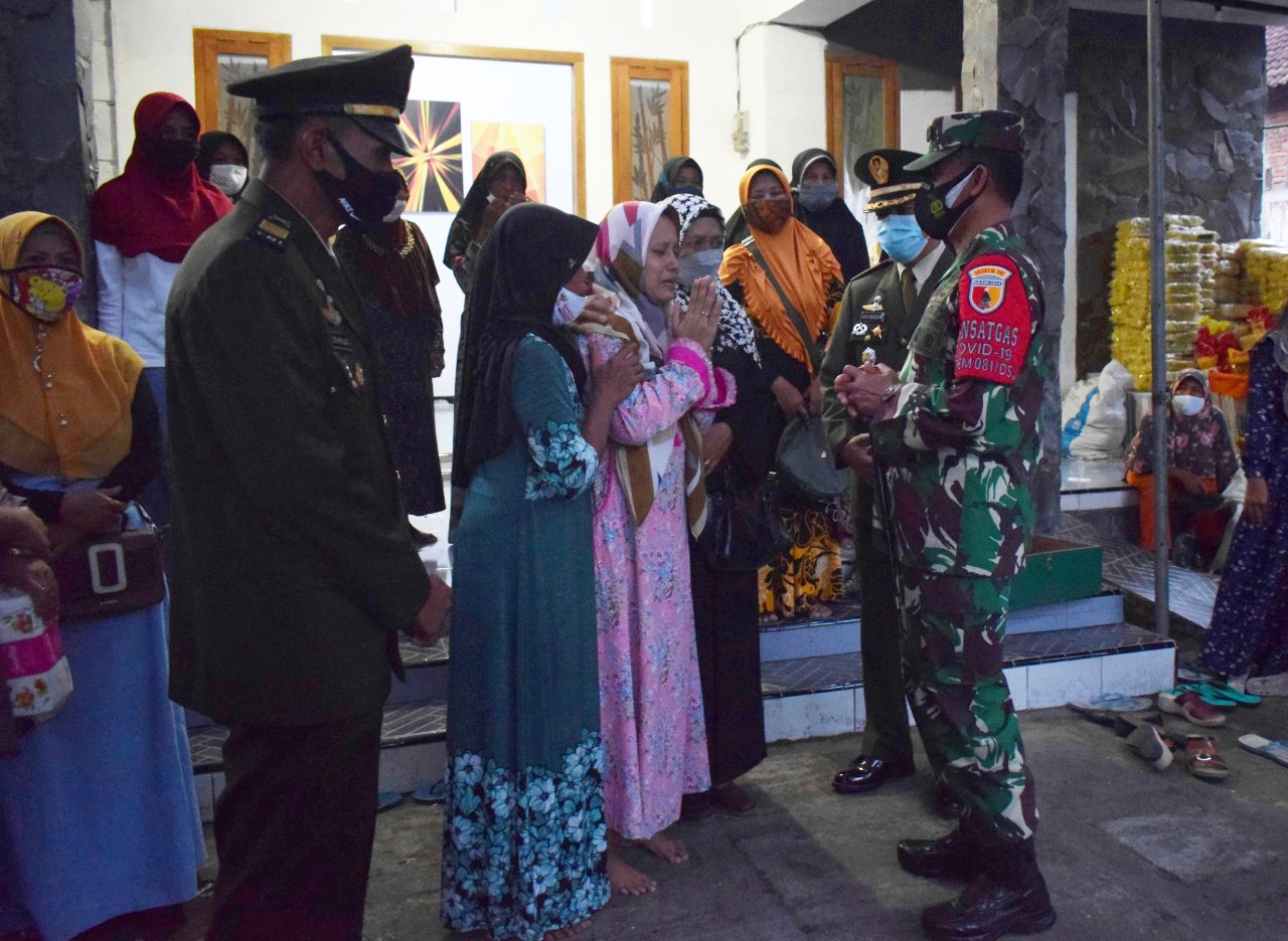 Danrem 081/DSJ Takziah ke Rumah Duka Almarhum Serma Gugun Wibowo