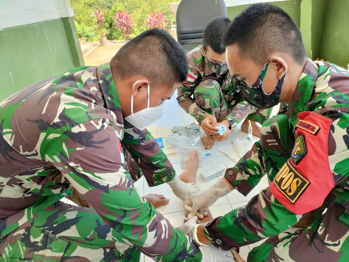 Satgas Pamtas Yonif Mekanis 643/Wns Dengan Sigap Menolong Korban Kecelakaan Tunggal Kendaraan Roda Dua