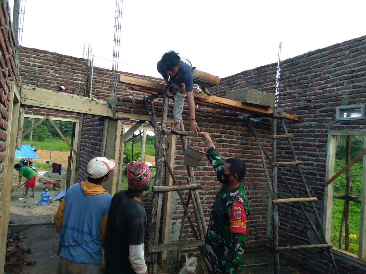 Kebersamaan Babinsa Bantu Bangun Rumah Warga