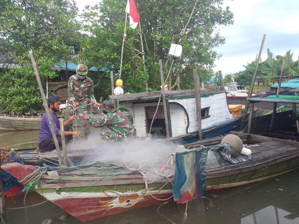 Prajurit Yonif 645/Gty Laksanakan Komsos Dengan Masyarakat Nelayan di Desa Sebubus