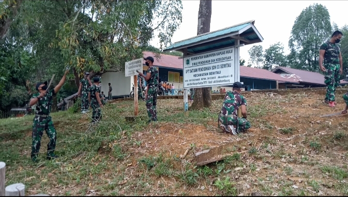 Personel Yonif 642/Kapuas Bersihkan Lingkungan SD Negeri 03 Semitau Hilir