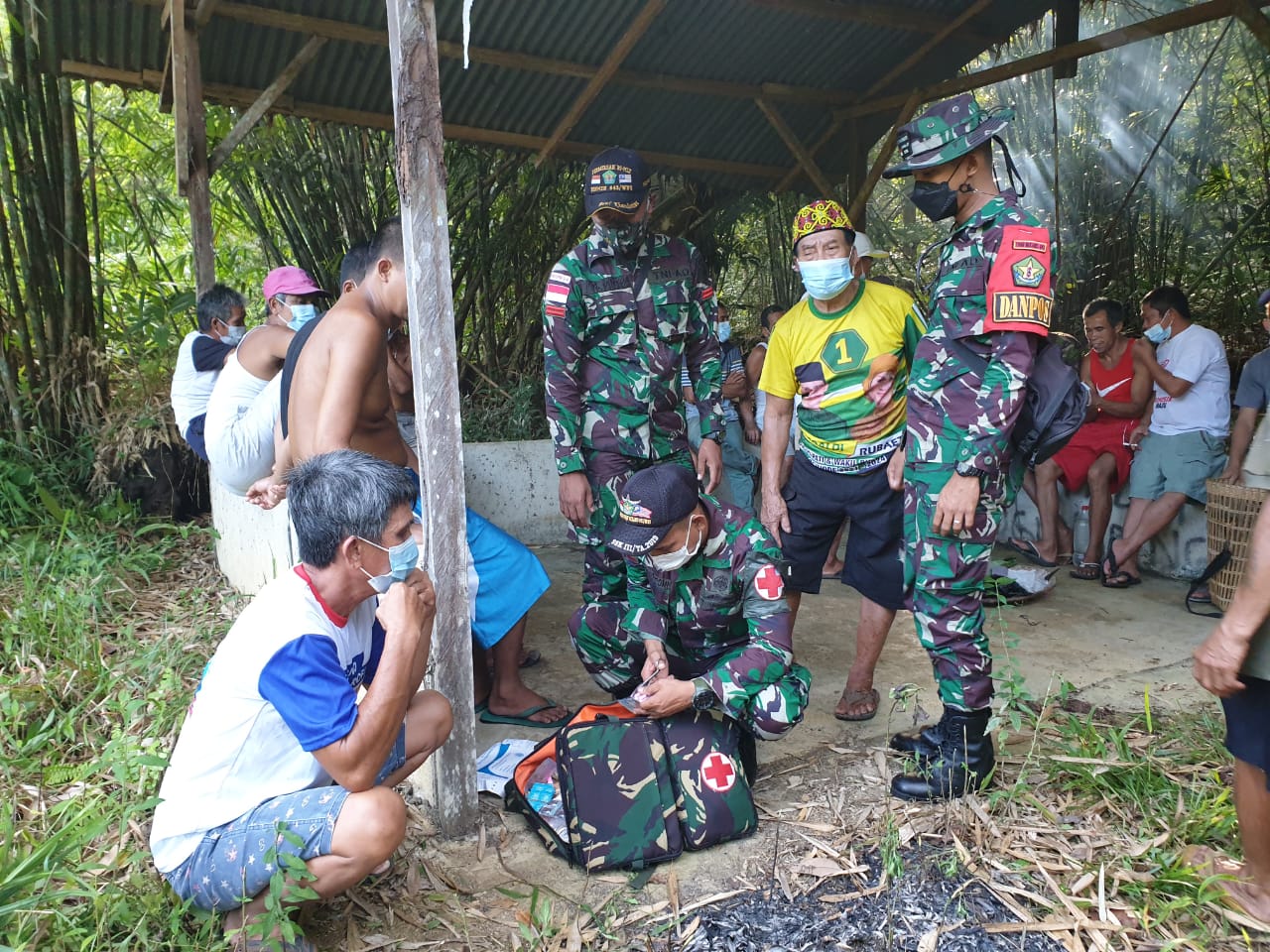 Hormati Adat Istiadat dan Kearifan Lokal Suku Dayak, Satgas Pamtas Yonif Mekanis 643/Wns Hadiri Ritual Adat Ba’Samsam Bersama Masyarakat