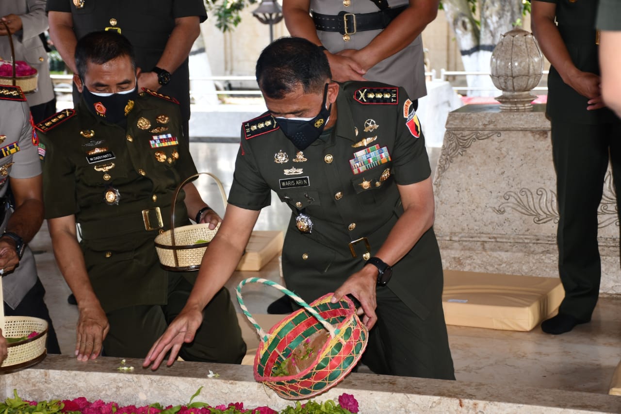 Hari Lahir Pancasila, Danrem 081/DSJ Dampingi Pangdam Ziarah di Makam Bung Karno