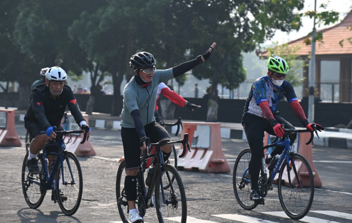 Bersama Pangdam, Danrem 081/DSJ Gowes Gresik-Surabaya