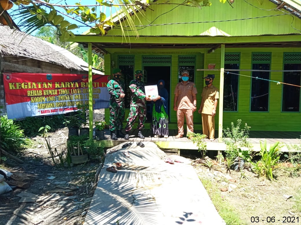 Melaksanakan Karya Bhakti TNI, Kodim 1001/HSU Rehab Rumah Tidak Layak Huni Milik Amad