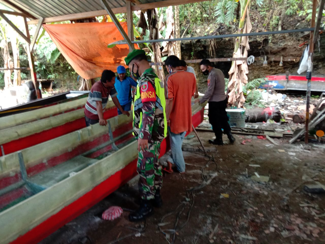 Penuh Keakraban Babinsa Komsos Bersama Pembuat Perahu Tradisional