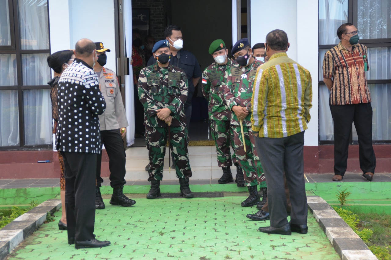 Danlanud El Tari Bersama Forkopimda NTT dan Jajaran TNI-Polri Mengantar Mendagri di Bandara El Tari