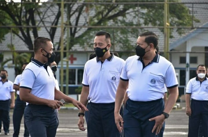 Gubernur dan Taruna AAL Ikuti Olahraga Bersama Kasal di Bhumi Marinir Karangpilang