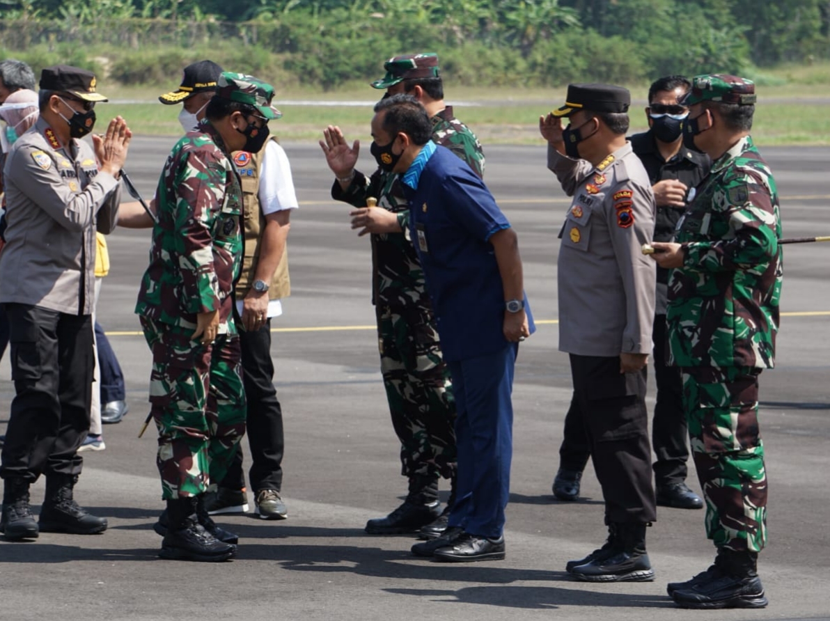 Panglima TNI dan Kabaharkam Polri Tiba di Bandara Tunggul Wulung Cilacap