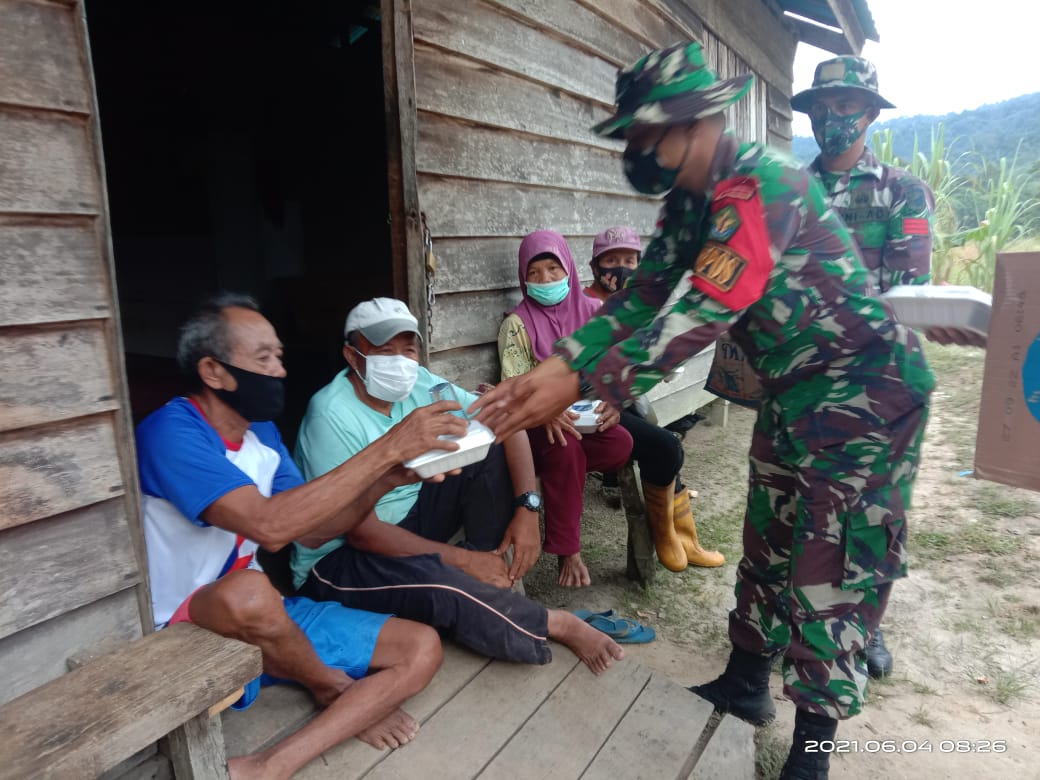 Jum’at Berkah, Satgas Pamtas Yonif Mekanis 643/Wns Bagikan Paket Nasi Kotak di Perbatasan