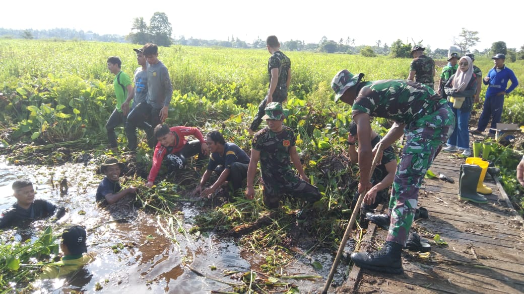 Peduli Lingkungan, Koramil 1001-06/Amuntai Utara Gotong Royong Bersihkan Saluran Air