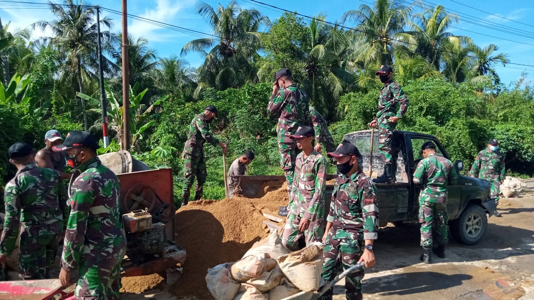 Prajurit Kipan B Yonif 645/Gty Bersama Masyarakat Karya Bakti Perbaikan Jalan