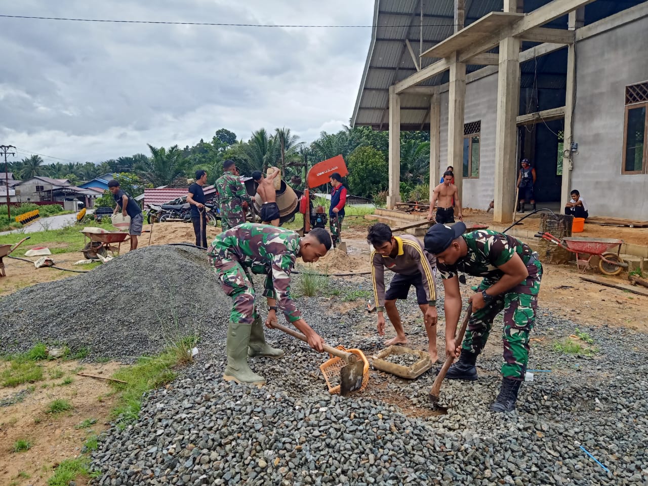 Manunggal Dengan Rakyat, Satgas Pamtas Yonif Mekanis 643/Wns Bantu Bangun Gereja ST. Theresia Segumun