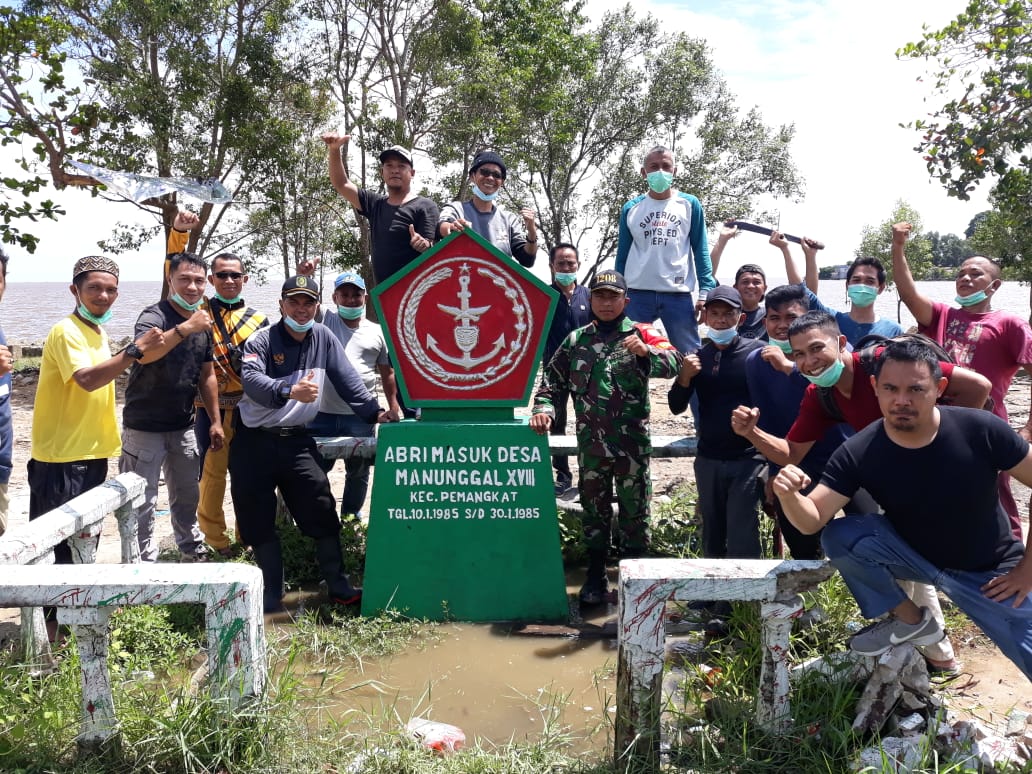 Koramil Pemangkat Lakukan Perawatan Tugu ABRI Masuk Desa